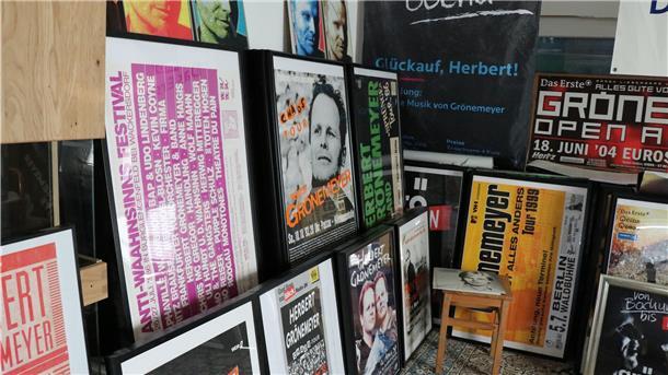 Unzählige Plakate, Platten und Bilder stapeln sich in Wolfgang Heß‘ Wohnung. Zum Ende des Jahres soll die Sammlung ein eigenes Museum bekommen.