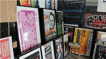 Unzählige Plakate, Platten und Bilder stapeln sich in Wolfgang Heß‘ Wohnung. Zum Ende des Jahres soll die Sammlung ein eigenes Museum bekommen.
