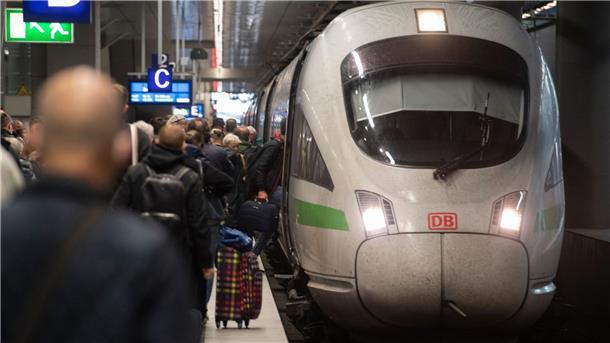 Nach Sabotage: Wie können wir die Bahn schützen? Unzählige Reisende sind am Samstag den norddeutschen Bahnhöfen gestrandet, weil der komplette Fernverkehr und teils auch der Regionalverkehr in weiten Teilen zum Erliegen gekommen ist.