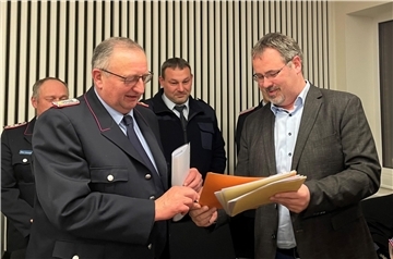 Urkunde und Dankeschön vom Samtgemeindebürgermeister Oliver Moje: 21 Jahr lang war Herbert Meyer (links) Ortsbrandmeister der Freiwilligen Feuerwehr Hepstedt. Jetzt hört er auf eigenen Wunsch auf. 