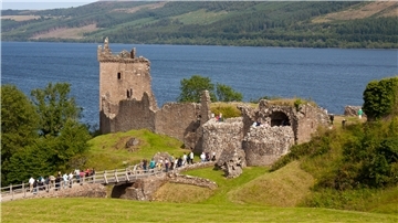 Urquhart Castle liegt malerisch vor Loch Ness