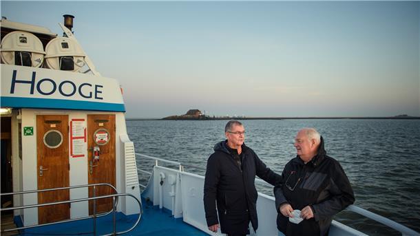 Urs Philipzig (links) und Gerhard Steinort sind mit der „Seeadler“ auf dem Weg zur Hallig Hooge.