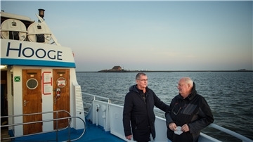 Urs Philipzig (links) und Gerhard Steinort sind mit der „Seeadler“ auf dem Weg zur Hallig Hooge.