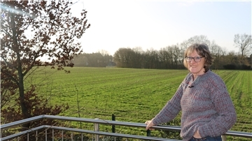 Ursula Baumann liebt den Blick in die Weite in Holte. Viele Jahre hat sie mit ihrem Mann in der Stadt gelebt.