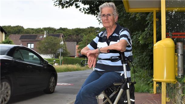 Ursula Kück hat an der Bushaltestelle Nordeschweg lange gewartet auf Buslinie 504, doch die kam nicht. Die 86-Jährige setzte sich auf ihren Rollator, um Kräfte zu sparen. Eigentlich wollte sie „nur“ zum Friedhof nach Langen. Doch dann kam alles anders.