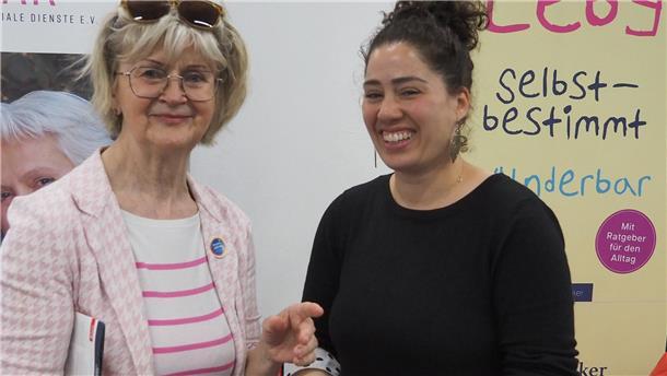 Ursula Möller-Stransky (links) von Solidar im Gespräch mit Sprachmittlerin Ahlam Sahin, die sich auch in dem Verein engagiert.