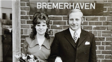 Ursula und Heinz Wilhelm Schnut vor dem Standesamt in Bremerhaven. Die Hochzeit wurde in kleinem Rahmen gefeiert.