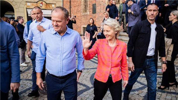 Polen plant vorübergehende Aussetzung des Asylrechts Ursula von der Leyen (CDU), Präsidentin der Europäischen Kommission, und Donald Tusk, Ministerpräsident von Polen, verlassen nach einem Pressestatement das Rathaus von Breslau.