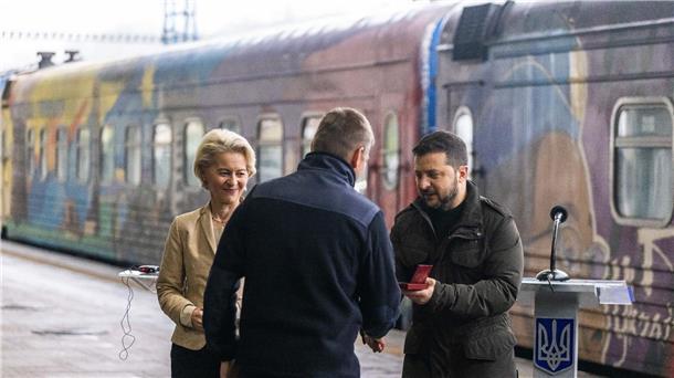 Ursula von der Leyen und Wolodymyr Selensky zeichnen einen Mitarbeiter der Bahn mit einer Medaille aus.