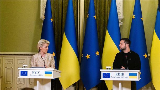Ursula von der Leyen und Wolodymyr Selenskyj geben eine gemeinsame Pressekonferenz.