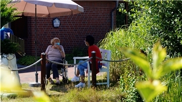 Ursula Vorbeck (links) und Birgid Hashagen sitzen im Garten des Lotte-Lemke-Hauses und genießen das schöne Wetter. Die beiden Frauen kennen sich noch von früher und haben sich nie aus den Augen verloren.