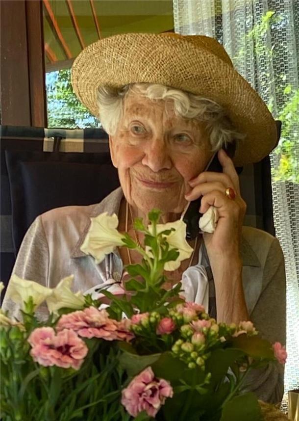 Alte Frau am Telefon