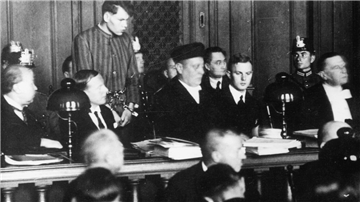 Urteilsverkündung im Reichstagsbrandprozess vor dem Reichsgericht in Leipzig am 23. Dezember 1933. Einer der Angeklagten ist Marinus van der Lubbe (stehend).