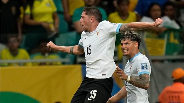 WM-Quali: Sieg für Argentinien - Remis für Brasilien Uruguays Federico Valverde (l) freut sich mit seinem Team über das Remis gegen Brasilien.