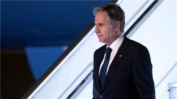 Feuerpause im Gaza-Krieg wird fortgesetzt US-Außenminister Antony Blinken kommt auf dem Ben-Gurion-Flughafen in Tel Aviv an.