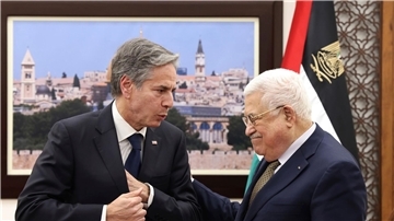 US-Außenminister Antony Blinken (l.) im Gespräch mit Palästinenserpräsident Mahmud Abbas.