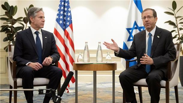 Feuerpause im Gaza-Krieg wird fortgesetzt US-Außenminister Antony Blinken (l) trifft Israels Präsident Isaac Herzog.