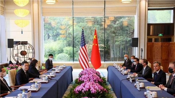 Wieder im Gespräch: US-Außenminister Blinken in Peking US-Außenminister Antony Blinken (r) und sein chinesischer Amtskollege Qin Gang (l) sitzen sich mit ihren Delegationen im Pekinger Staatsgästehaus Diaoyutai gegenüber.