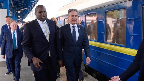 Blinken besucht Kiew - Ukraine hofft auf Weitschusserlaubnis US-Außenminister Antony Blinken und der britische Außenminister David Lammy sind zu Gesprächen in die ukrainische Hauptstadt Kiew gereist.