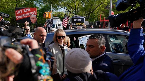 US-Autorin Jean Carroll (M) kommt zum Bundesgericht in Manhattan.