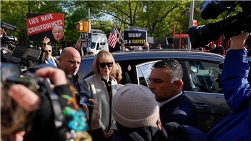 US-Autorin Jean Carroll (M) kommt zum Bundesgericht in Manhattan.