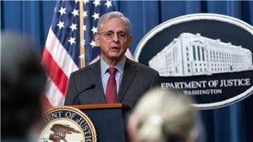 US-Justizminister Merrick Garland spricht während einer Pressekonferenz zur Ankündigung einer internationalen Ransomware-Durchsetzungsaktion im Justizministerium.