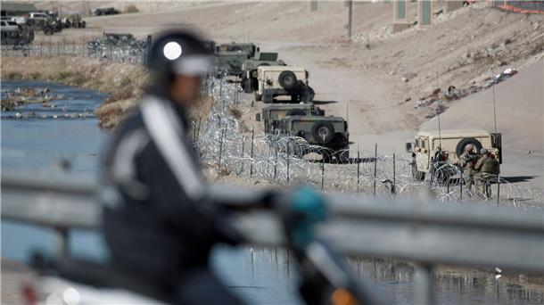 Biden reist an US-Südgrenze - Gouverneur übt scharfe Kritik US-Militärfahrzeuge patrouillieren an der US-mexikanischen Grenze bei Ciudad Juarez (Mexiko).