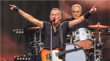 US-Musiker Bruce Springsteen rockt die Bühne.