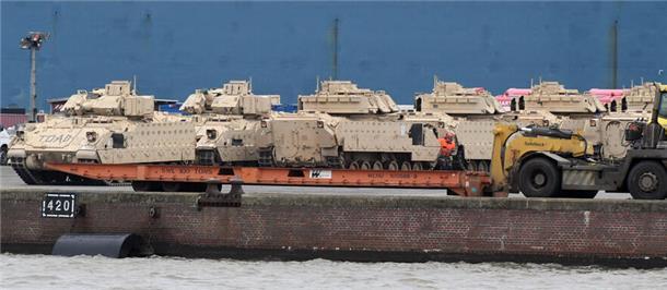 In die Ukraine? USA bringen via Bremerhaven viele Panzer und MaxxPro nach Europa US-Panzer vom Typ "Bradley" direkt nach ihrer Entladung.