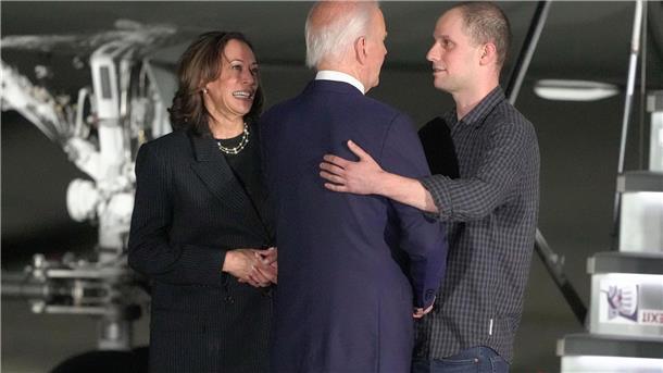 US-Präsident Biden und Vizepräsidentin Harris begrüßen den Reporter Gershkovich.