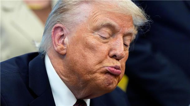 Bilder des Tages US-Präsident Donald Trump spricht nach dem Verlesen eines Memorandums mit dem Titel „Wiederherstellung von Recht und Ordnung in Memphis“ im Oval Office des Weißen Hauses.