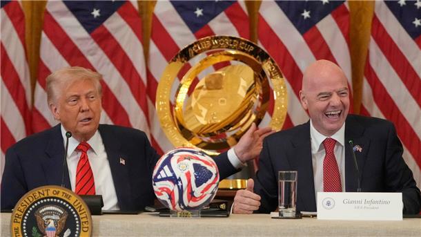 Trump: Auch Pro-Palästina-Demonstranten können zur Club-WM US-Präsident Donald Trump und FIFA-Präsident Gianni Infantino bei einem Termin im Weißen Haus.