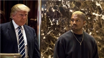 US-Präsident Donald Trump und US-Rapper Kanye West gehen im Trump Tower in Manhattan. (Archiv)