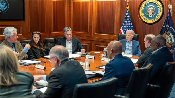 US-Präsident Joe Biden (3.v.r)trifft sich mit Mitgliedern des Nationalen Sicherheitsteams.