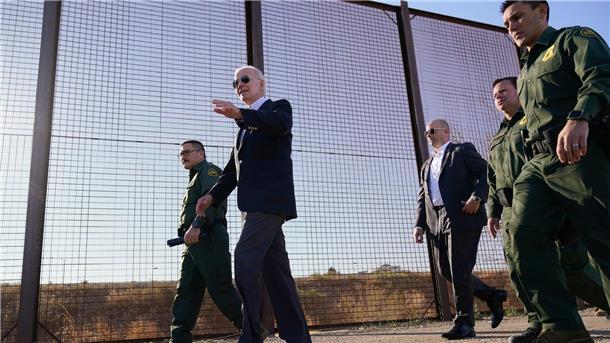 Biden reist an US-Südgrenze - Gouverneur übt scharfe Kritik US-Präsident Joe Biden besucht die Grenze zwischen den USA und Mexiko in El Paso, Texas.
