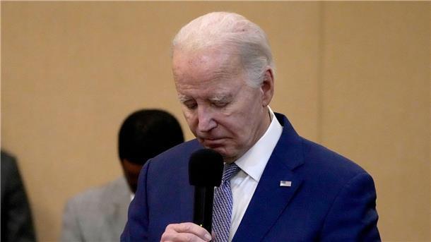USA drohen nach Angriff mit Vergeltung US-Präsident Joe Biden gedenkt in einer Schweigeminute der drei getöteten amerikanischen Soldaten.