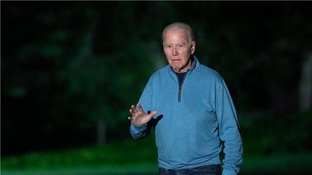 Biden nimmt Impeachment-Drohung der Republikaner gelassen US-Präsident Joe Biden geht über den Südrasen des Weißen Hauses.