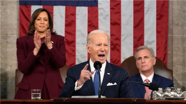 US-Präsident Joe Biden hält seine Rede zur Lage der Nation. Hinter ihm applaudiert Vizepräsidentin Kamala Harris, daneben sitzt Kevin McCarthy, Sprecher des Repräsentantenhauses.