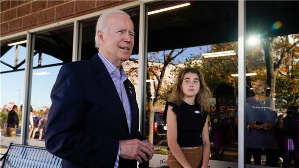 Biden stimmt vorab bei US-Parlamentswahl ab US-Präsident Joe Biden hat in Delaware mit Enkelin Natalie Biden seine Stimme für die Kongresswahlen abgegeben.