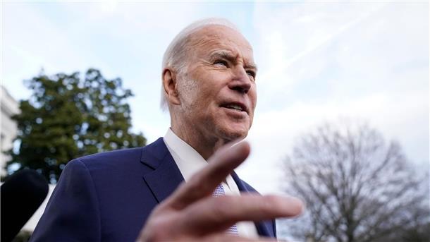 US-Präsident Joe Biden im Gespräch mit Reportern.
