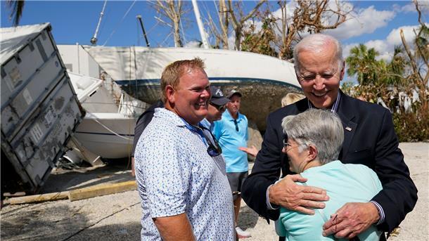 Biden besucht US-Bundesstaat Florida nach Hurrikan „Ian“ US-Präsident Joe Biden ist in ein von Hurrikan „Ian“ betroffenes Gebiet gereist.