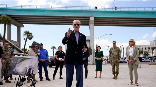 Biden besucht US-Bundesstaat Florida nach Hurrikan „Ian“ US-Präsident Joe Biden ist mit seiner Frau Jill Biden (r) in ein von Hurrikan „Ian“ betroffenes Gebiet gereist.