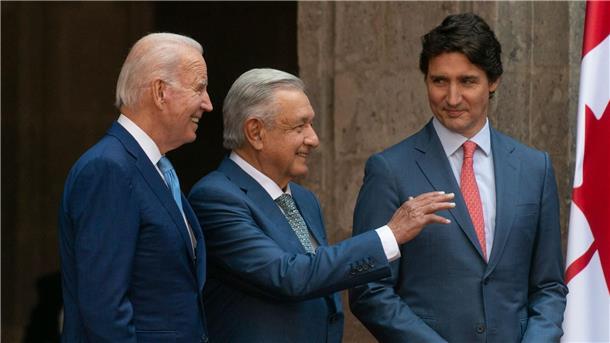 Nordamerika-Gipfel endet nach Misstönen versöhnlich US-Präsident Joe Biden (l) mit seinem mexikanischen Amtskollegen Andres Manuel Lopez Obrador (M) und Kanadas Premierminister Justin Trudeau.