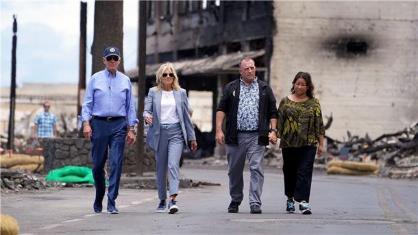 Biden besucht nach Feuerkatastrophe die Insel Maui US-Präsident Joe Biden (l) und First Lady Jill Biden (2.v.l) gehen zusammen mit Josh Green, Gouverneur von Hawaii, und seiner Frau Jaime Green durch ein von Waldbränden auf der Insel Maui verwüstetes Gebiet.