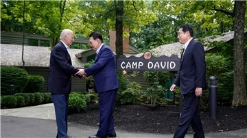 US-Präsident Joe Biden (l)begrüßt seine Gäste zum Gipfel in Camp David.