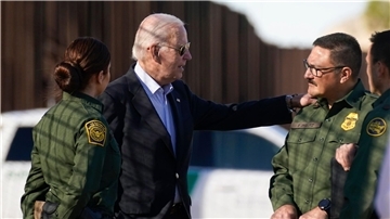 US-Präsident Joe Biden (M) spricht mit Grenzschutzbeamten an der US-mexikanischen Grenze in El Paso, Texas.