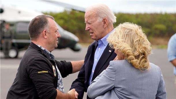 Biden besucht nach Feuerkatastrophe die Insel Maui US-Präsident Joe Biden (M) und First Lady Jill Biden begrüßen Josh Green (l), Gouverneur von Hawaii, bei ihrer Ankunft auf der Insel Maui in Hawaii.