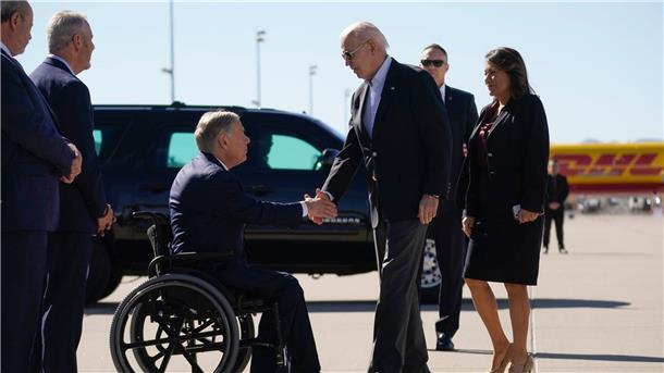 Biden reist an US-Südgrenze - Gouverneur übt scharfe Kritik US-Präsident Joe Biden (Mitte r) trifft Greg Abbott, Gouverneur von Texas.