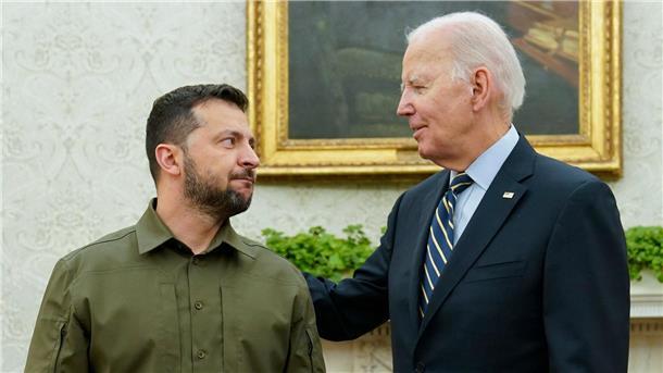 US-Militärhilfe: Was die Milliarden Kiew bringen US-Präsident Joe Biden (r) bei einem Treffen mit seinem ukrainischen Amtskollegen Wolodymyr Selenskyj in Washington im September 2023. Die Ukraine ist angesichts der russischen Invasion auf Hilfen aus dem Westen, insbesondere der USA, angewiesen.