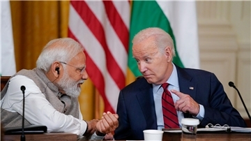 US-Präsident Joe Biden (r.) im Gespräch mit Narendra Modi, Premierminister von Indien.